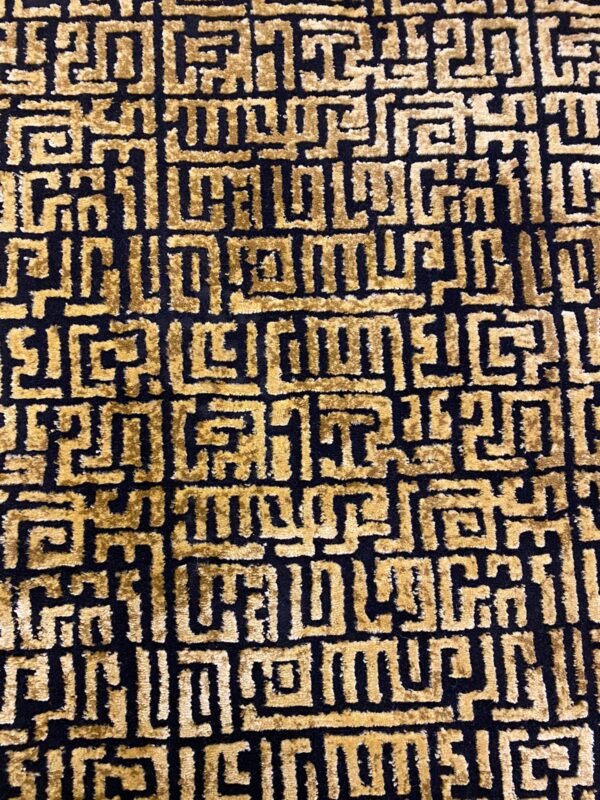 שטיח לבית עם עיטורי זהב, רקע שחור, דגם Aurora