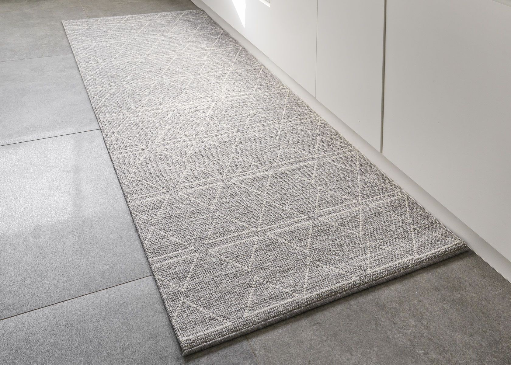 שטיח למטבח/מסדרון - דגם עקבה אפור | לא מחליק