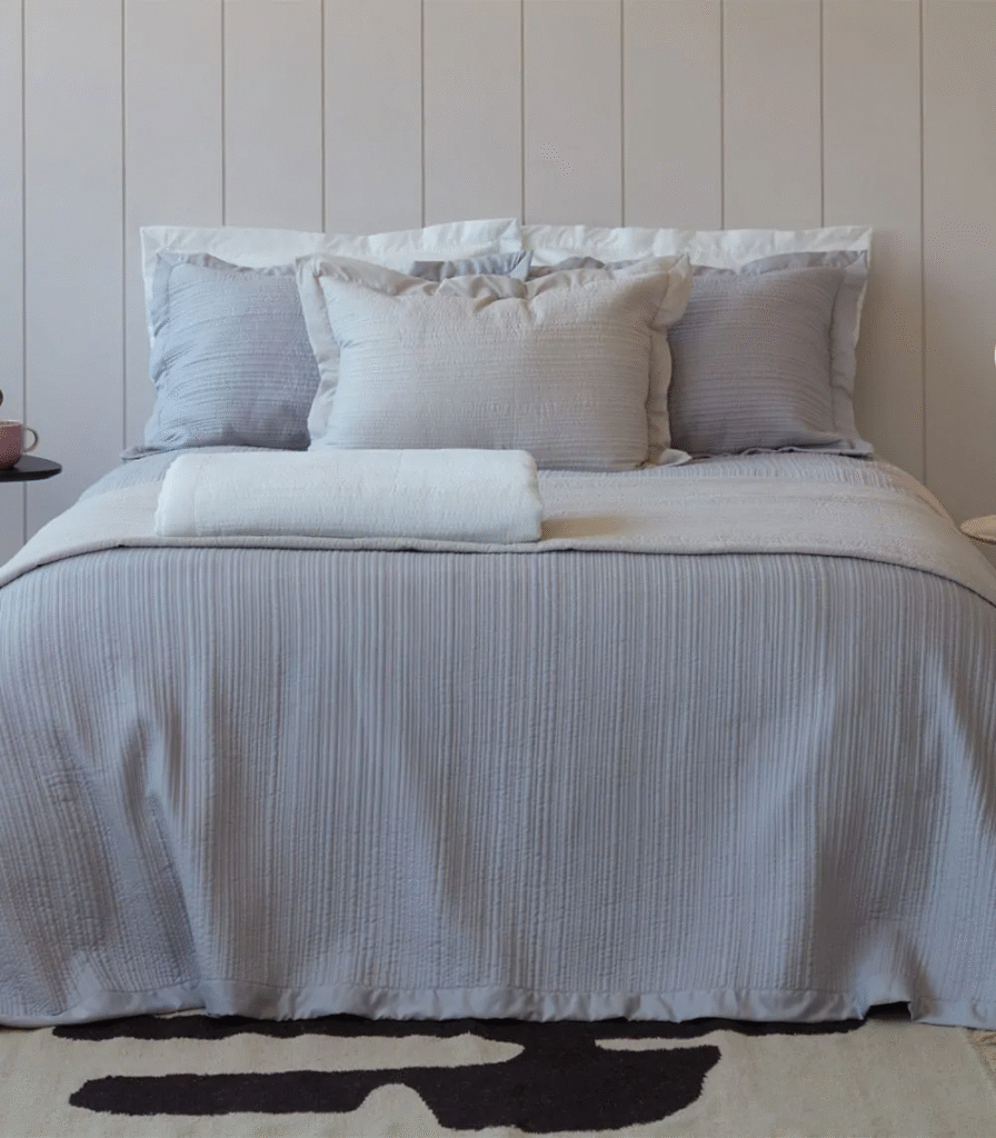 סט כיסוי מיטה זוגי וציפיות דגם עופרי - צבע לבן